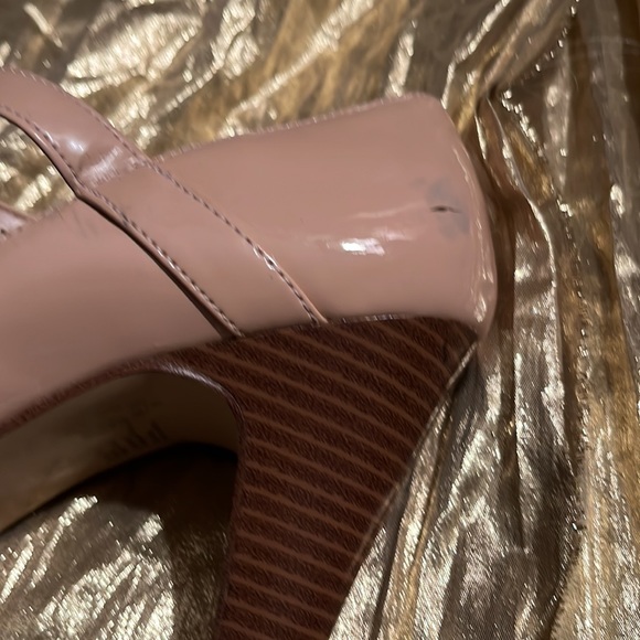 Dusty Rose dress shoe with gold tone buckles, wood like heel - Picture 7 of 9